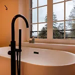 Private Oasis: Luxe 20-guest Estate, Jacuzzi, 8 Ha