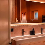 Private Oasis: Luxe 20-guest Estate, Jacuzzi, 8 Ha *
