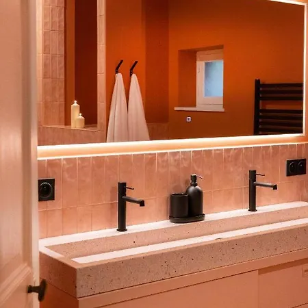 Villa Private Oasis: Luxe 20-guest Estate, Jacuzzi, 8 Ha