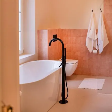 Vila Private Oasis: Luxe 20-guest Estate, Jacuzzi, 8 Ha