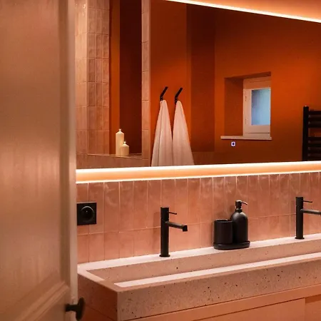 Private Oasis: Luxe 20-guest Estate, Jacuzzi, 8 Ha *