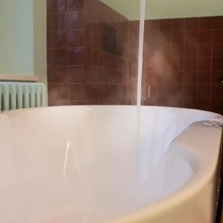 Private Oasis: Luxe 20-guest Estate, Jacuzzi, 8 Ha *