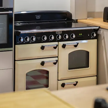 Vila Private Oasis: Luxe 20-guest Estate, Jacuzzi, 8 Ha