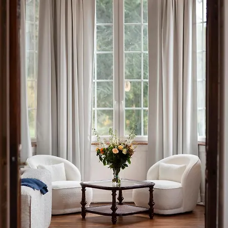 Private Oasis: Luxe 20-guest Estate, Jacuzzi, 8 Ha *