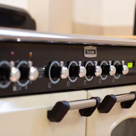 Private Oasis: Luxe 20-guest Estate, Jacuzzi, 8 Ha