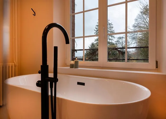 Private Oasis: Luxe 20-guest Estate, Jacuzzi, 8 Ha