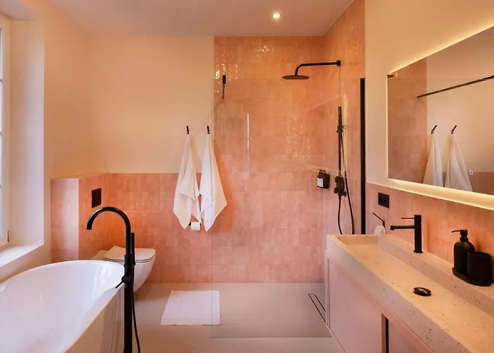 Private Oasis: Luxe 20-guest Estate, Jacuzzi, 8 Ha Villa Bazeilles