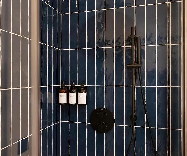 Villa Private Oasis: Luxe 20-guest Estate, Jacuzzi, 8 Ha *