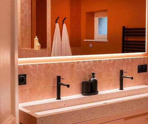 Villa Private Oasis: Luxe 20-guest Estate, Jacuzzi, 8 Ha