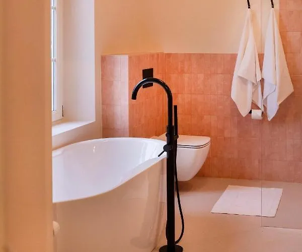 Villa Private Oasis: Luxe 20-guest Estate, Jacuzzi, 8 Ha