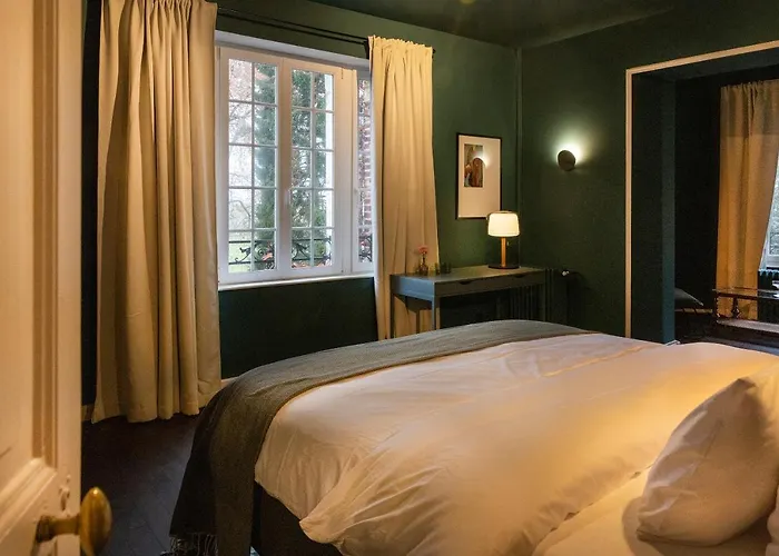 Private Oasis: Luxe 20-guest Estate, Jacuzzi, 8 Ha Villa