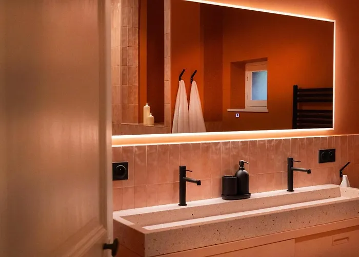 Private Oasis: Luxe 20-guest Estate, Jacuzzi, 8 Ha *