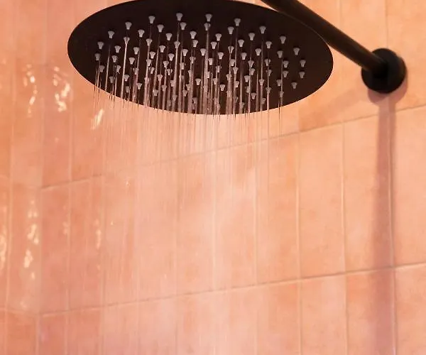 Private Oasis: Luxe 20-guest Estate, Jacuzzi, 8 Ha Villa