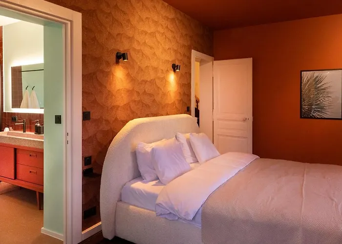 Private Oasis: Luxe 20-guest Estate, Jacuzzi, 8 Ha Villa Bazeilles