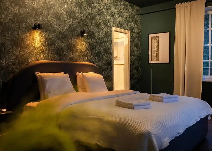 Villa Private Oasis: Luxe 20-guest Estate, Jacuzzi, 8 Ha