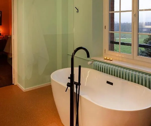 Private Oasis: Luxe 20-guest Estate, Jacuzzi, 8 Ha