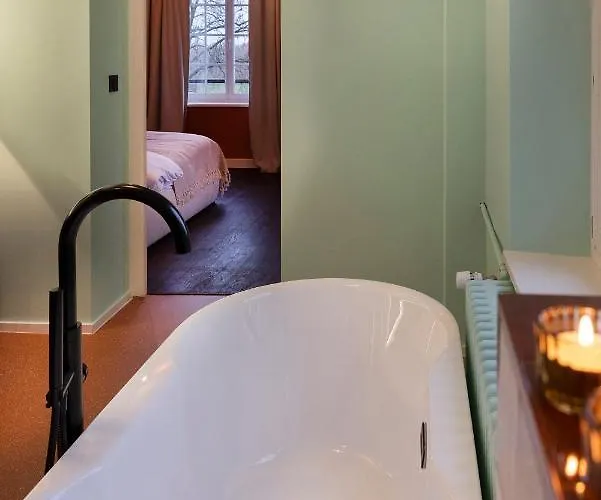 Villa Private Oasis: Luxe 20-guest Estate, Jacuzzi, 8 Ha *