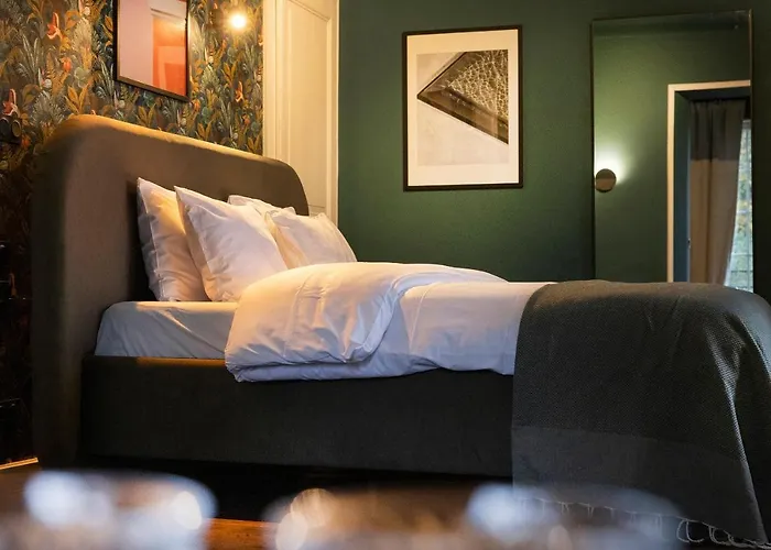 Private Oasis: Luxe 20-guest Estate, Jacuzzi, 8 Ha