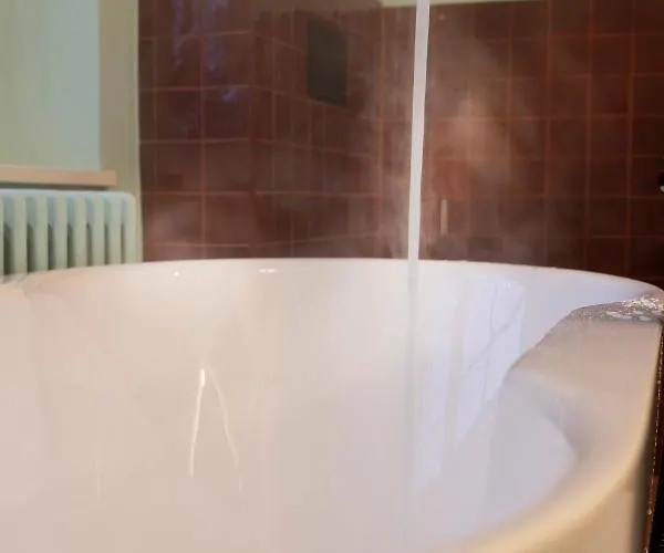 Private Oasis: Luxe 20-guest Estate, Jacuzzi, 8 Ha *