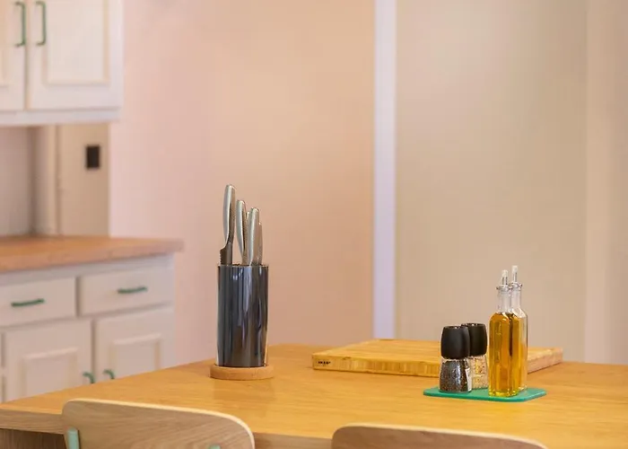 Private Oasis: Luxe 20-guest Estate, Jacuzzi, 8 Ha *