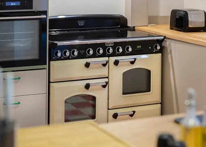 Villa Private Oasis: Luxe 20-guest Estate, Jacuzzi, 8 Ha