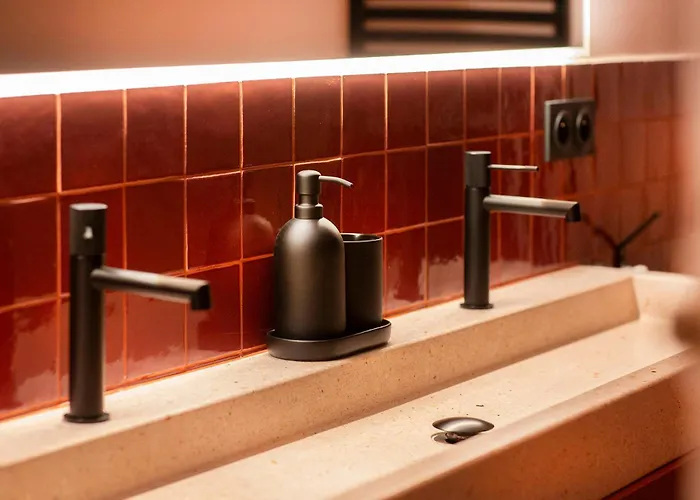 Private Oasis: Luxe 20-guest Estate, Jacuzzi, 8 Ha Villa Bazeilles