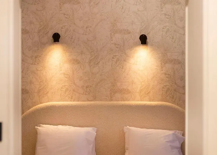 Villa Private Oasis: Luxe 20-guest Estate, Jacuzzi, 8 Ha *