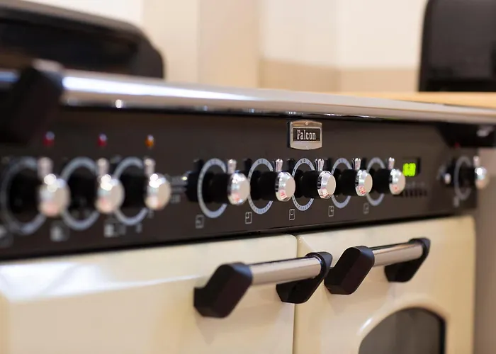 Private Oasis: Luxe 20-guest Estate, Jacuzzi, 8 Ha