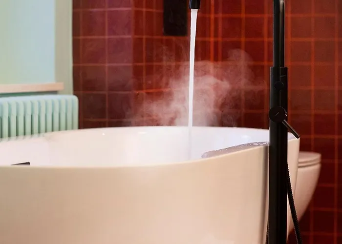 Private Oasis: Luxe 20-guest Estate, Jacuzzi, 8 Ha Villa *