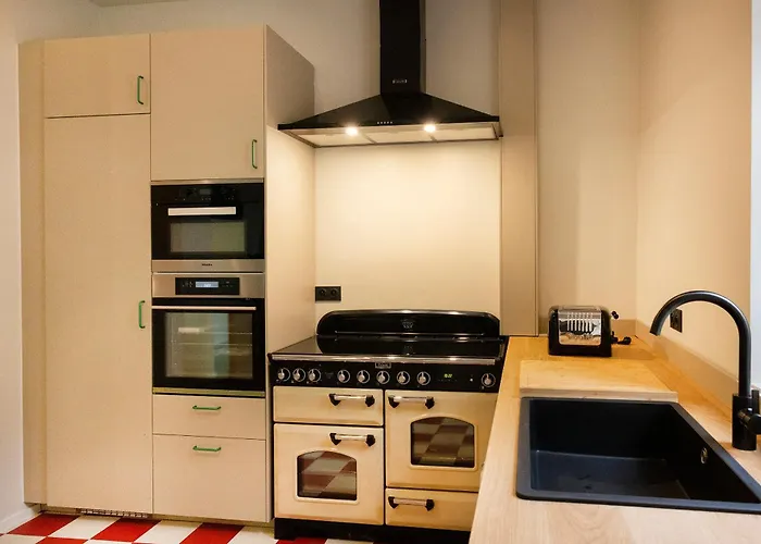 Private Oasis: Luxe 20-guest Estate, Jacuzzi, 8 Ha Villa