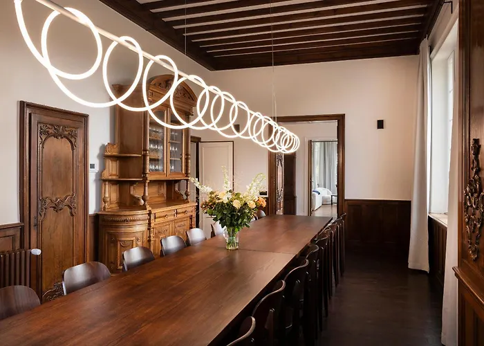 Villa Private Oasis: Luxe 20-guest Estate, Jacuzzi, 8 Ha *