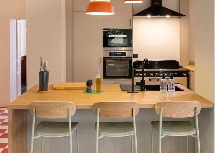 Private Oasis: Luxe 20-guest Estate, Jacuzzi, 8 Ha *