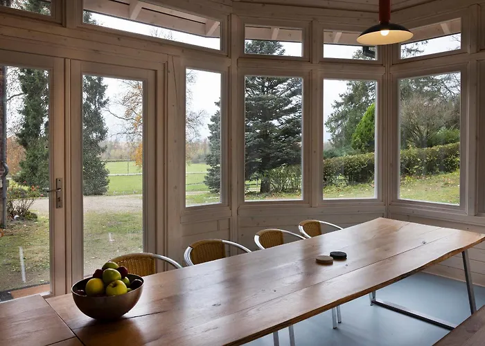 Villa Private Oasis: Luxe 20-guest Estate, Jacuzzi, 8 Ha