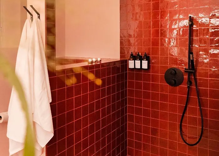 Villa Private Oasis: Luxe 20-guest Estate, Jacuzzi, 8 Ha