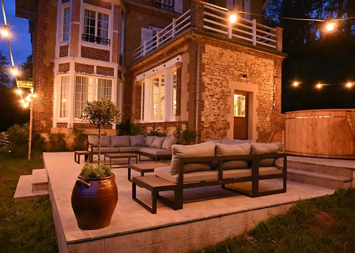 Private Oasis: Luxe 20-guest Estate, Jacuzzi, 8 Ha *